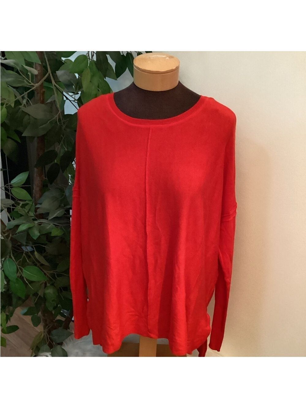 H&M red Crewneck long sleeve lightweight hi Lo hem sweater Woman’s Medium
